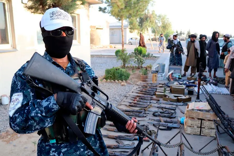 Los talibanes muestran armas y municiones incautadas durante una operaci&oacute;n en Kandahar, Afganist&aacute;n, el 25 de septiembre de 2021. Los talibanes se incautaron de 41 armas grandes y peque&ntilde;as y munici&oacute;n, que estaban siendo contrabandeadas desde Helmand a Pakist&aacute;n tras el cambio de gobierno en Afganist&aacute;n. (Afganist&aacute;n) EFE/EPA/STRINGER