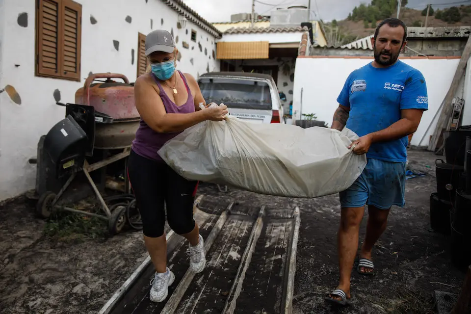 Un hombre y una mujer sacan sus pertenencias de su casa por la actividad del volc&aacute;n de &lsquo;Cumbre Vieja&rsquo;, a 24 de septiembre de 2021, en El Paso, La Palma, Islas Canarias (Espa&ntilde;a). Los &uacute;ltimos evacuados de este viernes en la isla de La Palma, de los barrios de Tajuya y Tacande de Abajo y Tacande de Arriba, alcanzan las 160 personas, de las que mayor&iacute;a ha encontrado refugio con familias o amigos. Con ellos, el n&uacute;mero total de vecinos evacuados en la isla a lo largo del episodio de erupci&oacute;n que arranc&oacute; este pasado domingo superan ya las 6.200 personas.
Kike Rinc&oacute;n / Europa Press
24/9/2021