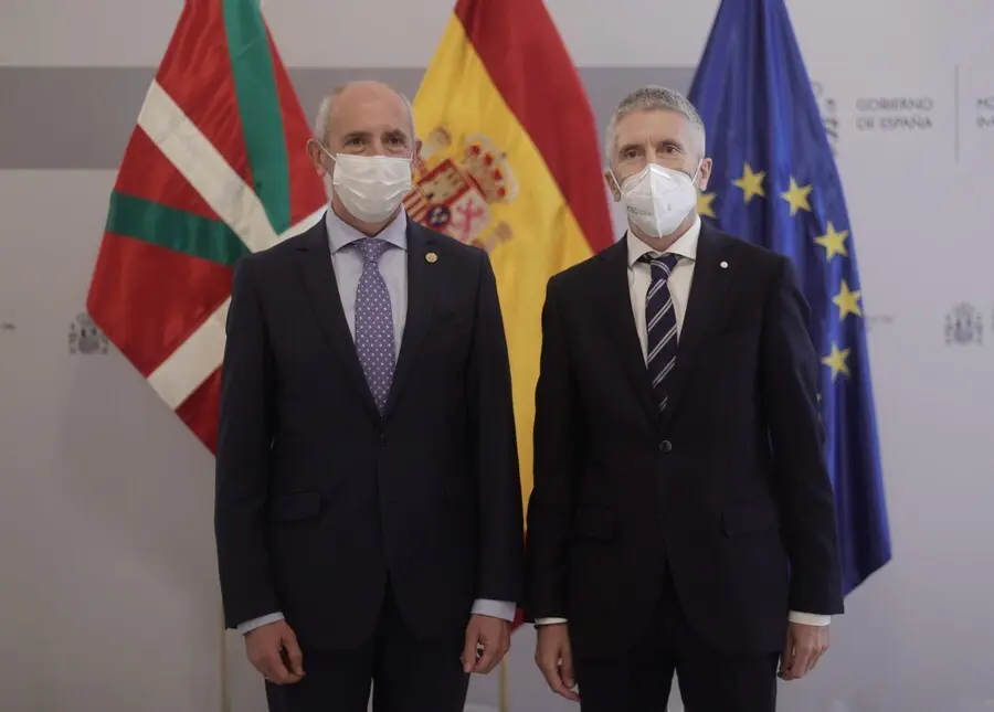 Archivo - El ministro del Interior, Fernando Grande-Marlaska (d), y el vicelehendakari primero y consejero de Seguridad del Pa&iacute;s Vasco, Josu Erkoreka, en la &uacute;ltima Junta de Seguridad celebrada en junio de 2021