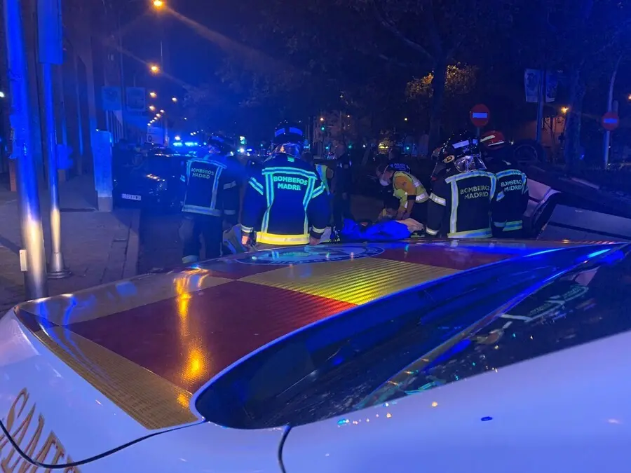 Los Bomberos estabilizan el veh&iacute;culo volcado tras un atropello en Avenida de Asturias