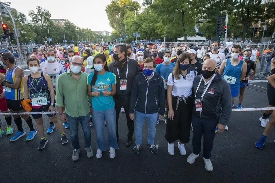 El alcalde de Madrid, Jos&eacute; Luis Mart&iacute;nez-Almeida, y la vicealcaldesa, Bego&ntilde;a Villac&iacute;s, en el pistoletazo de salida de la 43&ordf; edici&oacute;n de la Marat&oacute;n Popular de Madrid-Rock'n Roll Madrid Marat&oacute;n 2021