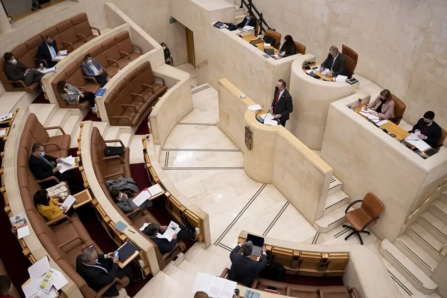 Archivo - El consejero de Medio Ambiente  interviene en el pleno del Parlamento de Cantabria