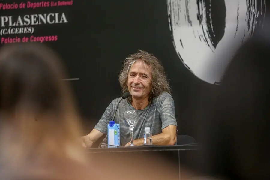 Archivo - El cantante de Extremoduro, Robe Iniesta, durante una rueda de prensa para presentar su gira de conciertos, el pasado mes de agosto.