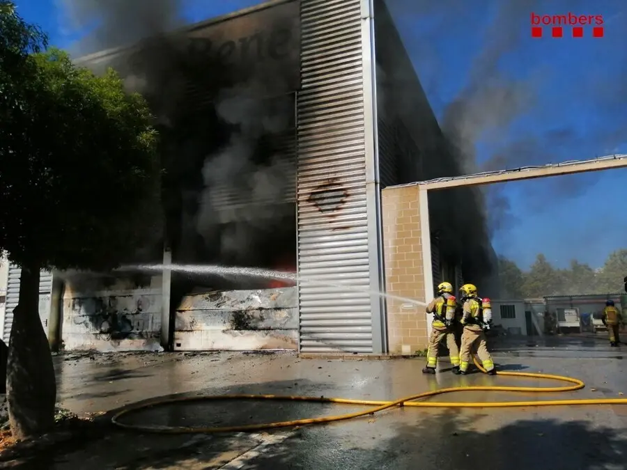 Bombers de la Generalitat trabajan en un incendio en un almac&eacute;n de Castelldefels (Barcelona)