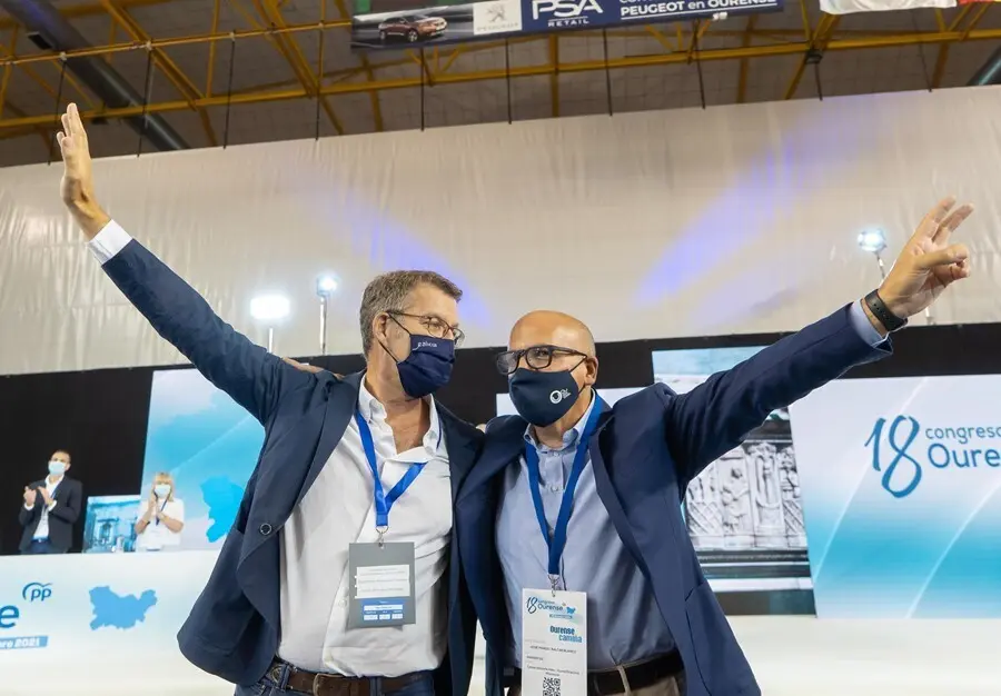 El presidente del PPdeG, Alberto N&uacute;&ntilde;ez Feij&oacute;o, junto al presidente del PP de Ourense, Manuel Baltar, en el 18&ordm; Congreso Provincial del partido.