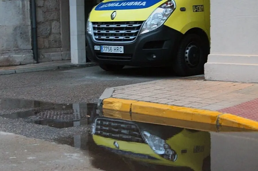 Archivo - Imagen de archivo de una ambulancia de Emergencias sanitarias.