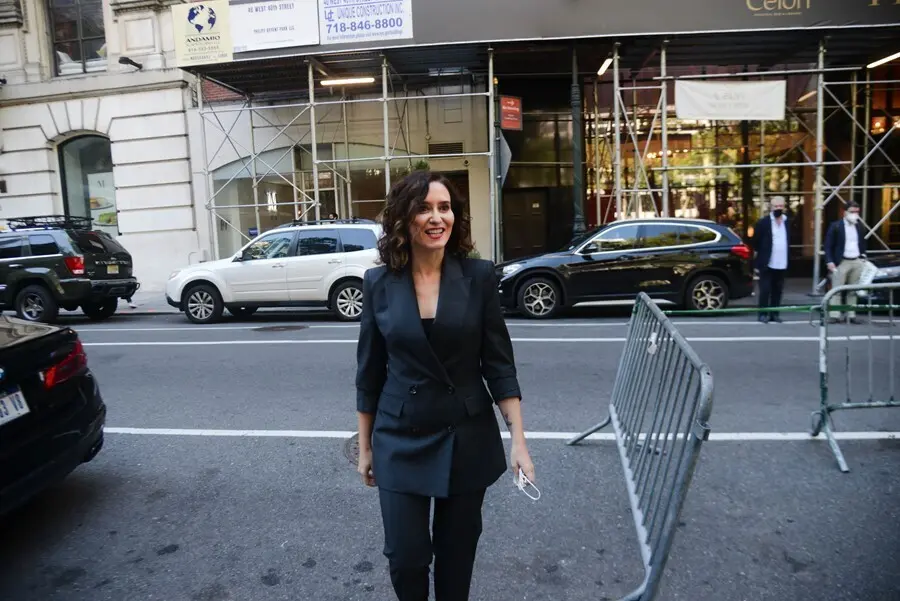La presidenta de la Comunidad de Madrid, Isabel D&iacute;az Ayuso, en 5th Avenue tras ofrecer la primera rueda de prensa de su viaje institucional a EEUU, a 26 de septiembre de 2021, en Nueva York (EEUU). 