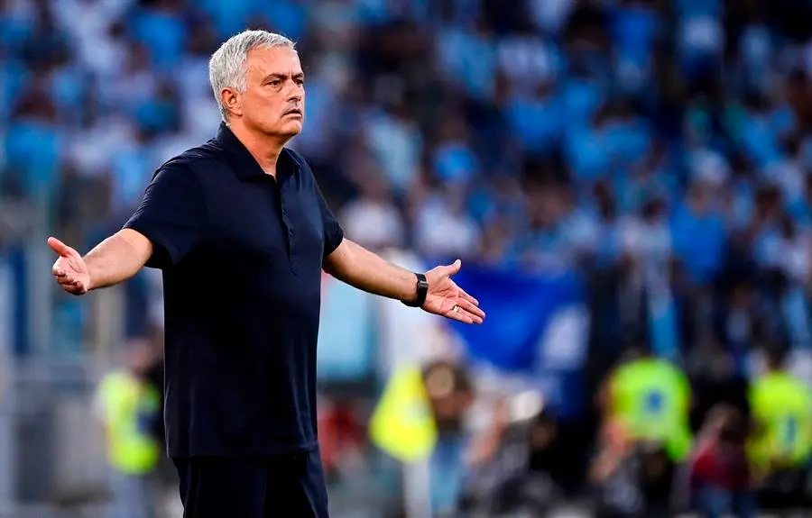 El entrenador de la Roma, Jos&eacute; Mourinho, reacciona durante el partido de f&uacute;tbol de la Serie A italiana entre la SS Lazio y la AS Roma en el estadio Ol&iacute;mpico de Roma, Italia, el 26 de septiembre de 2021. (Italia, Roma) EFE/EPA/Riccardo Antimiani