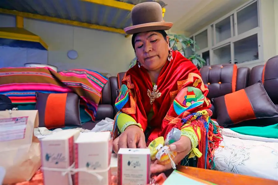 La aimara boliviana Silveria Cutipa prepara una mezcla para hacer jabones en su laboratorio durante una entrevista con Efe, el 18 de septiembre de 2021, en La Paz (Bolivia). La qu&iacute;mica, la innovaci&oacute;n y el cuidado del medioambiente son la pasi&oacute;n de la boliviana Silveria Cutipa, una profesional aimara que recicla aceite de frituras para fabricar jabones artesanales en un emprendimiento con el que tambi&eacute;n revaloriza el uso de plantas tradicionales y medicinales. Cutipa recibi&oacute; a Efe en su casa en Bajo Pampahasi, un barrio en el este de La Paz, donde tambi&eacute;n funciona el peque&ntilde;o laboratorio en que la mujer, qu&iacute;mica industrial de profesi&oacute;n, elabora los jabones y detergentes. EFE/ Mart&iacute;n Alipaz