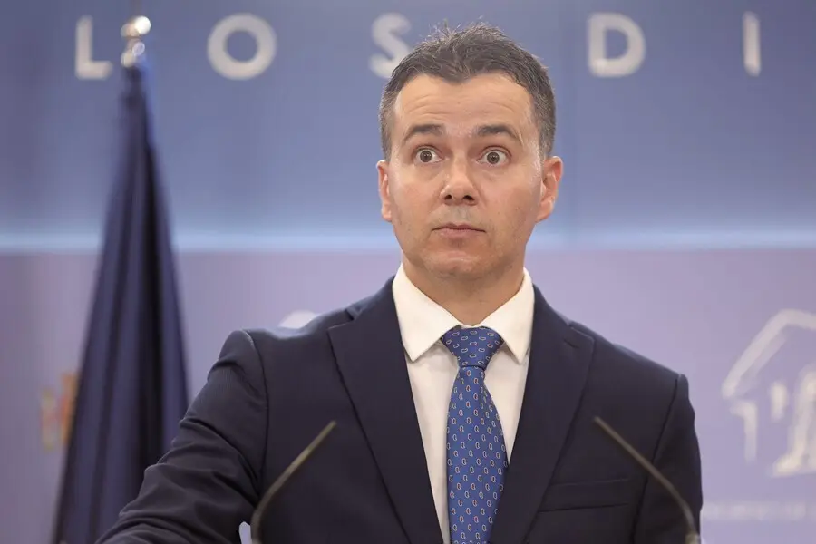 El diputado por Tenerife, H&eacute;ctor G&oacute;mez Hern&aacute;ndez, interviene en una rueda de prensa posterior a una Junta de Portavoces en el Congreso de los Diputados, a 14 de septiembre, en Madrid (Espa&ntilde;a).