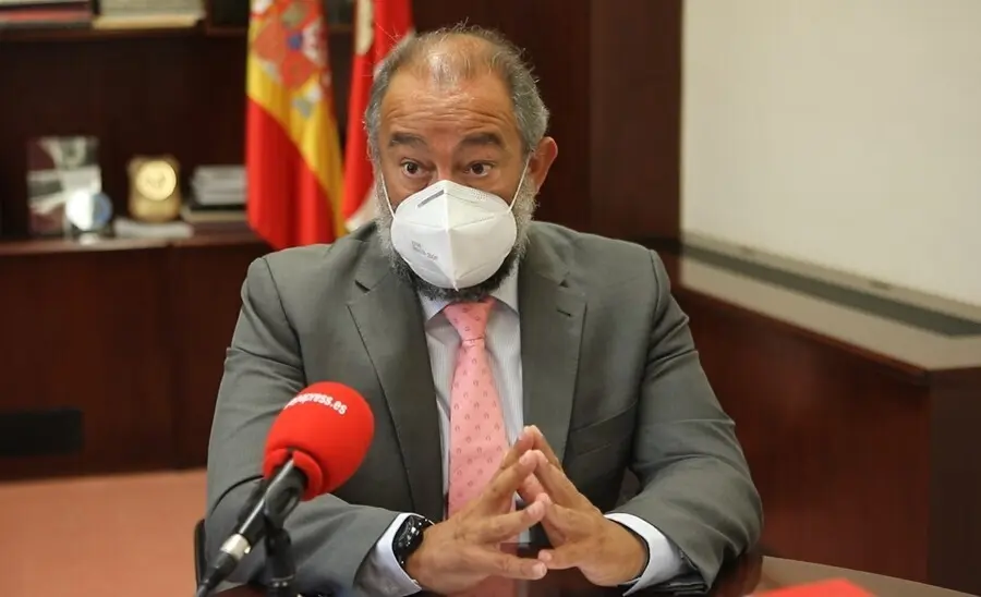 El rector de la UCLM, Juli&aacute;n Garde, en entrevista con Europa Press