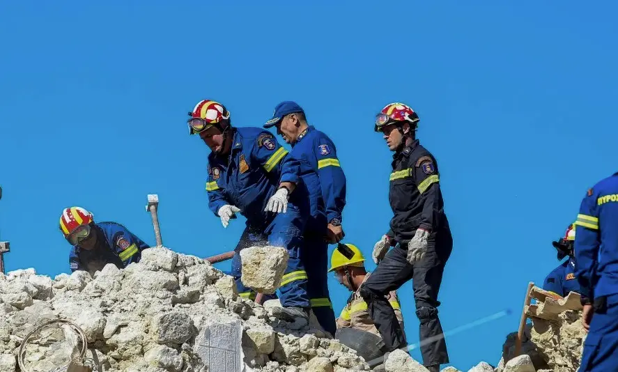 Trabajadores en el lugar del suceso.