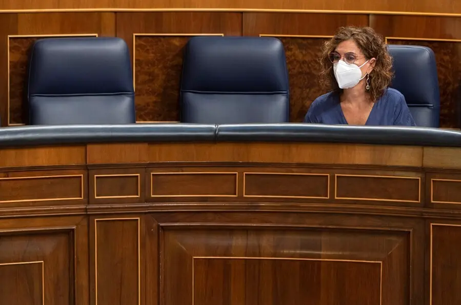 La ministra de Hacienda y Funci&oacute;n P&uacute;blica, Mar&iacute;a Jes&uacute;s Montero, durante una sesi&oacute;n plenaria en el Congreso de los Diputados, a 13 de septiembre de 2021, en Madrid (Espa&ntilde;a). El pleno del Congreso de los Diputados debate hoy la necesidad extraordinaria de p