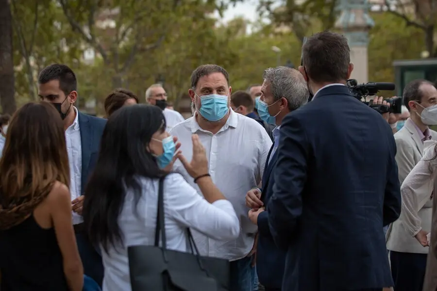 El presidente de ERC, Oriol Junqueras, acompa&ntilde;a al conseller de Empresa y Trabajo de la Generalitat para declarar por presunta desobediencia, a 15 de septiembre de 2021, en Barcelona, Catalu&ntilde;a, (Espa&ntilde;a). El conseller est&aacute; citado como investigado por presu