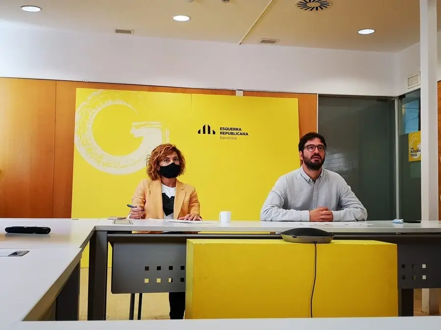 Los concejales de ERC en Barcelona Elisenda Alamany y Max Za&ntilde;artu en rueda de prensa este lunes.
