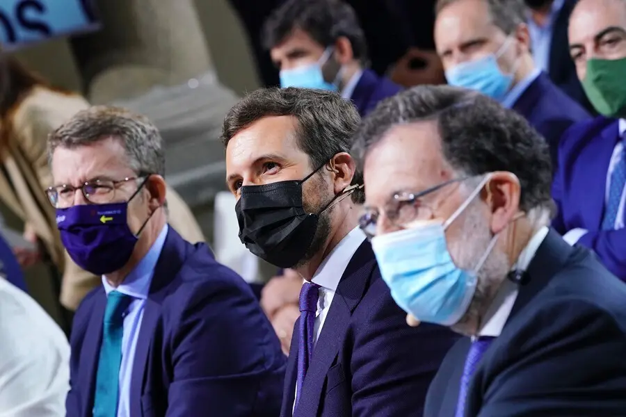 El presidente de la Xunta, Alberto N&uacute;&ntilde;ez Feij&oacute;o; el l&iacute;der del PP, Pablo Casado; y el expresidente Rajoy, en la Convenci&oacute;n Nacional del PP celebrada en Santiago de Compostela, a 27 de septiembre de 2021, en Santiago de Compostela, Galicia, (Espa&ntilde;a).