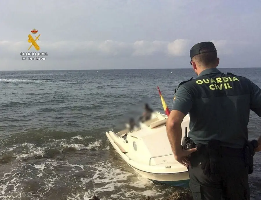 "Patera-taxi" que lleg&oacute; al litoral de Carboneras (Almer&iacute;a) en una imagen de archivo