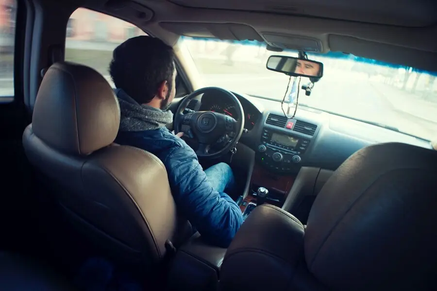 Conductor al volante de un turismo
