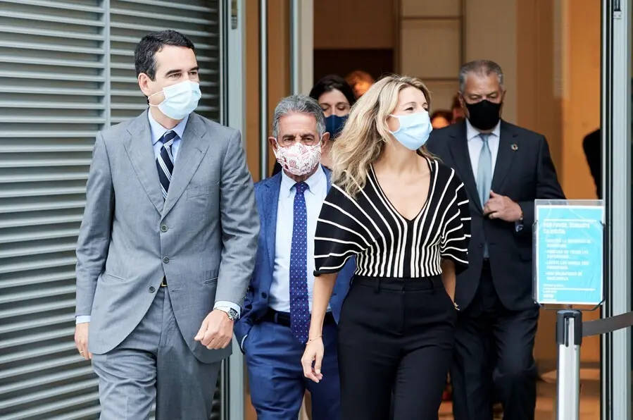(I-D) El presidente del Centro Bot&iacute;n, Javier Bot&iacute;n-Sanz; el presidente de Cantabria, Miguel &Aacute;ngel Revilla; y la vicepresidenta segunda del Gobierno y ministra de Trabajo, Yolanda D&iacute;az, en el Centro Bot&iacute;n,  en Santander.