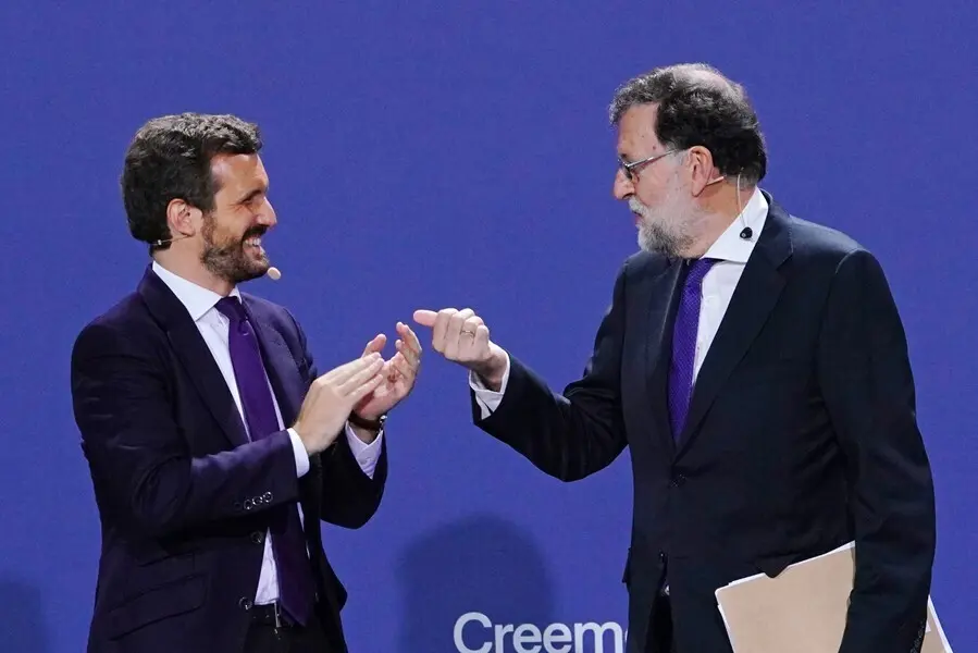 El l&iacute;der del PP, Pablo Casado, y el expresidente Rajoy, en la Convenci&oacute;n Nacional del PP celebrada en Santiago de Compostela este lunes.