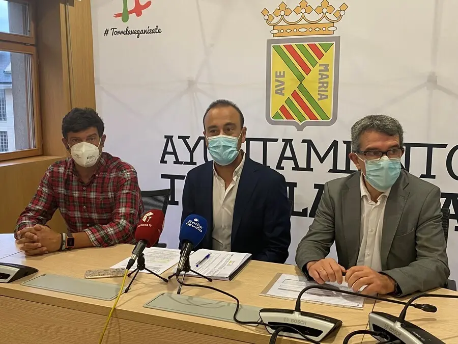 El alcalde de Torrelavega, Javier L&oacute;pez Estrada, y los concejales de Hacienda y de Fondos Europeos, Pedro P&eacute;rez Noriega y Bernardo Bustillo