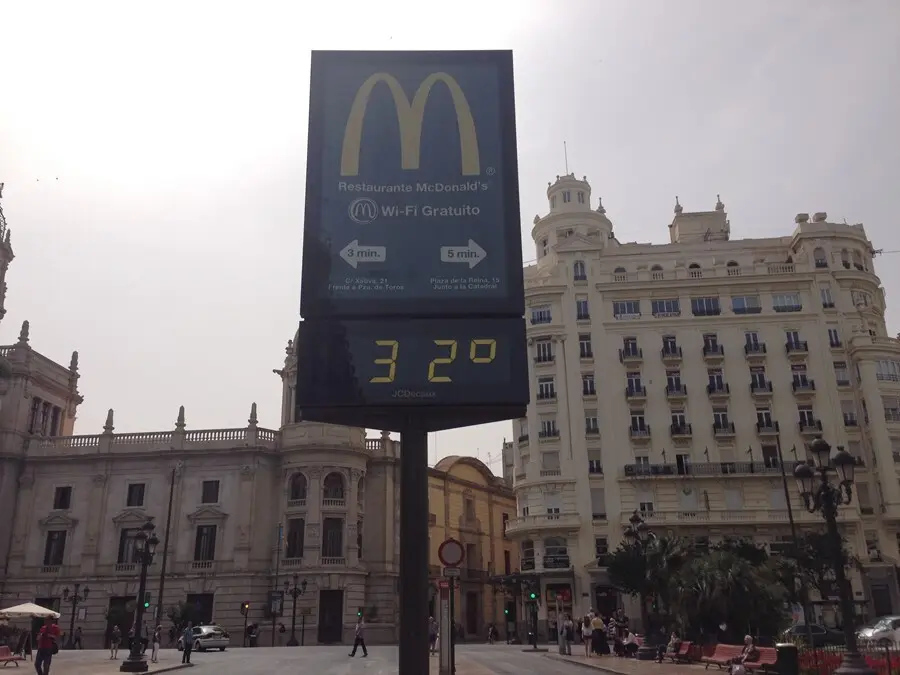 Archivo - Term&oacute;metro marca 32 grados