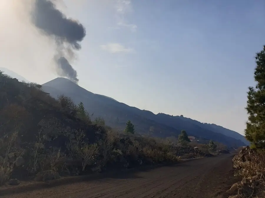 El cono principal del volc&aacute;n de Cumbre Vieja vuelve a emitir lava