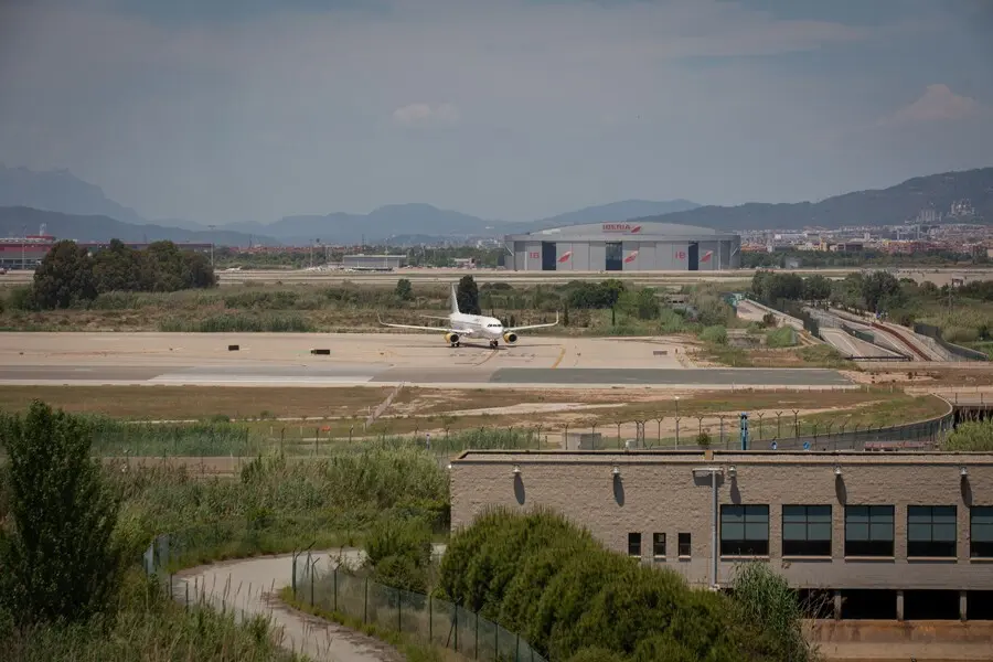 Archivo - Un avi&oacute;n en el aeropuerto de Josep Tarradellas Barcelona-El Prat, en una imagen de archivo