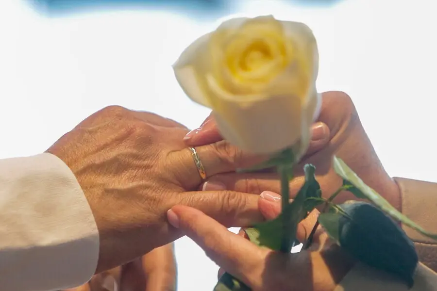 Archivo - Una pareja se coloca las alianzas en la celebraci&oacute;n de su boda.