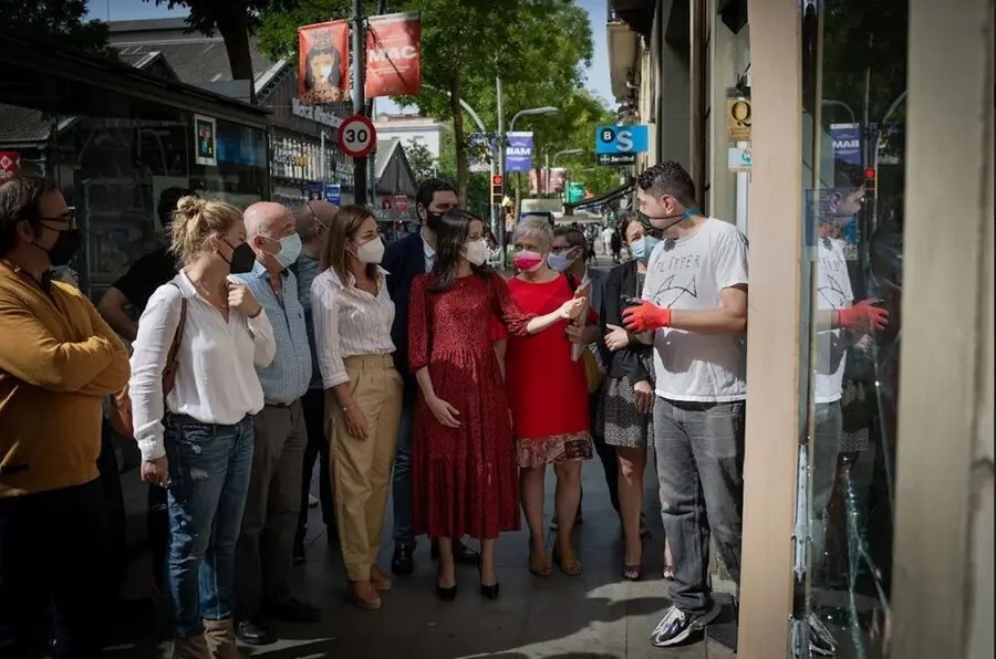 La presidenta de Cs, In&eacute;s Arrimadas, durante una visita el lunes 27 de septiembre de 2021 a comerciantes afectados por los destrozos durante la celebraci&oacute;n de las fiestas de La Merc&egrave;, en el barrio de Sants de Barcelona.