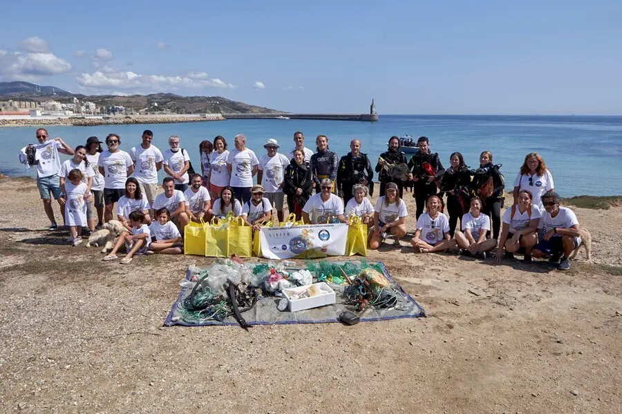 25.09.2021. Andaluc&iacute;a. C&aacute;diz. Tarifa. Foto De Grupo De Los Voluntarios Que Han Participado En La Limpieza De Fondos Marinos En La Playa Chica De La Isla De Tarifa. Foto: Gogo Lobato.