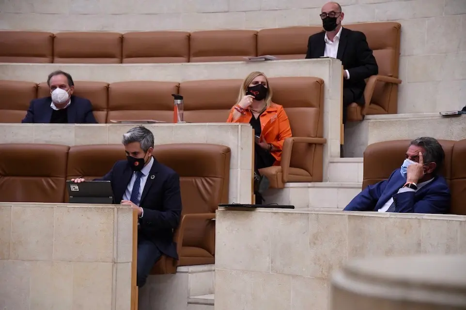 La bancada del Gobierno de Cantabria, PSOE-PRC. / ALERTA