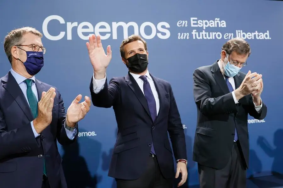 El presidente del partido Popular, Pablo Casado (c) junto al presidente de al Xunta, Alberto N&uacute;&ntilde;ez Feij&oacute;o (i) y el expresidente del Gobierno, Mariano Rajoy (d) saludan este lunes al comienzo de la convenci&oacute;n nacional del partido que se celebra hasta el pr&oacute;ximo fin de semana en Santiago de Compostela. EFE/Lavandeira jr