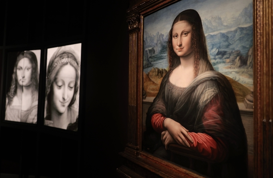 Una de las muestras de la exposici&oacute;n 'Leonardo y la copia de la Mona Lisa. Nuevos planteamientos sobre la pr&aacute;ctica del taller vinciano', en el Auditorio del Museo del Prado, a 27 de septiembre de 2021, en Madrid (Espa&ntilde;a). La exposici&oacute;n que cuenta con la colaboraci&oacute;n del Ayuntamiento de Madrid, se compone de un conjunto de obras pintadas por disc&iacute;pulos y seguidores de Leonardo da Vinci para mostrar al p&uacute;blico los resultados de los &uacute;ltimos estudios dedicados al c&iacute;rculo m&aacute;s cercano al artista y reflexionar al mismo tiempo sobre los m&eacute;todos de ense&ntilde;anza y producci&oacute;n de pinturas en el marco de los talleres italianos durante la transici&oacute;n del siglo XV al XVI.
27 SEPTIEMBRE 2021;PINTURAS;LEONARDO DA VINCI;MONA LISA;MUSEO DEL PRADO;
Eduardo Parra / Europa Press
27/9/2021
