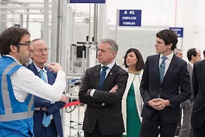 Urkullu y la consejera Tapia con Josep Piqu&eacute; y empleados de ITP en la visita que efectu&oacute; el lehendakari en 2019 a la f&aacute;brica de Zamudio.