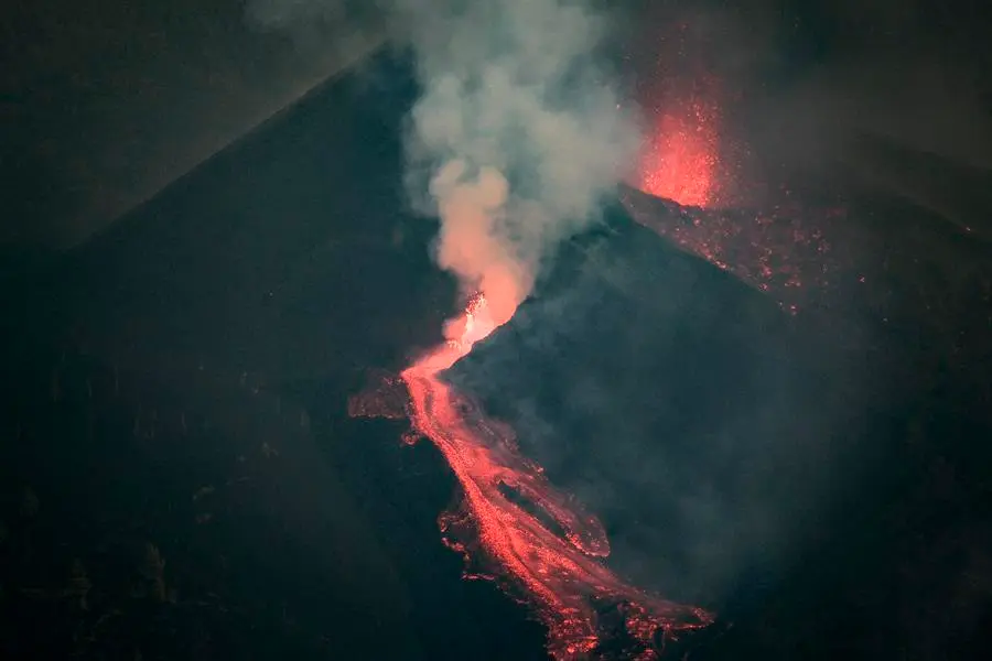 Tras pasar pr&aacute;cticamente medio d&iacute;a sin apenas actividad, hoy lunes a las 18:45 la erupci&oacute;n del volc&aacute;n Cumbre Vieja ha comenzado nuevamente a expulsar lava entre explosiones intermitentes. EFE/&Aacute;ngel Medina G.
