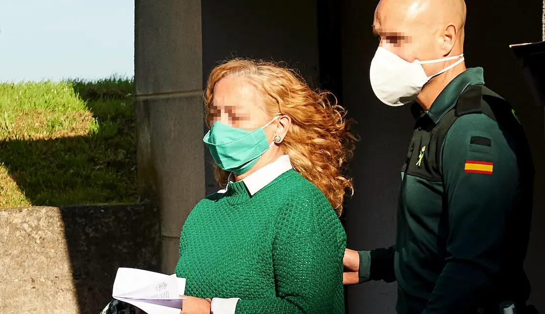 Carmen Merino, la acusada por el crimen del cr&aacute;neo de Castro Urdiales, sale custodiada por agente de la Guardia Civil a su salida del Juzgado. / Juan Manuel Serrano Arce / Europa Press