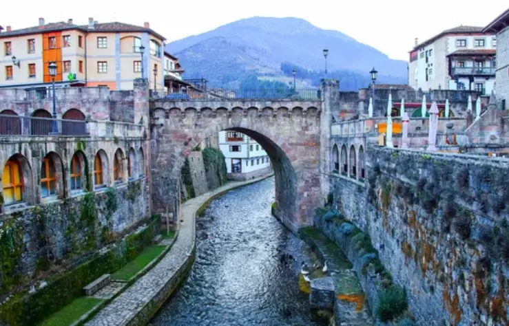 Vista del puente en Potes, Cantabria. / ALERTA