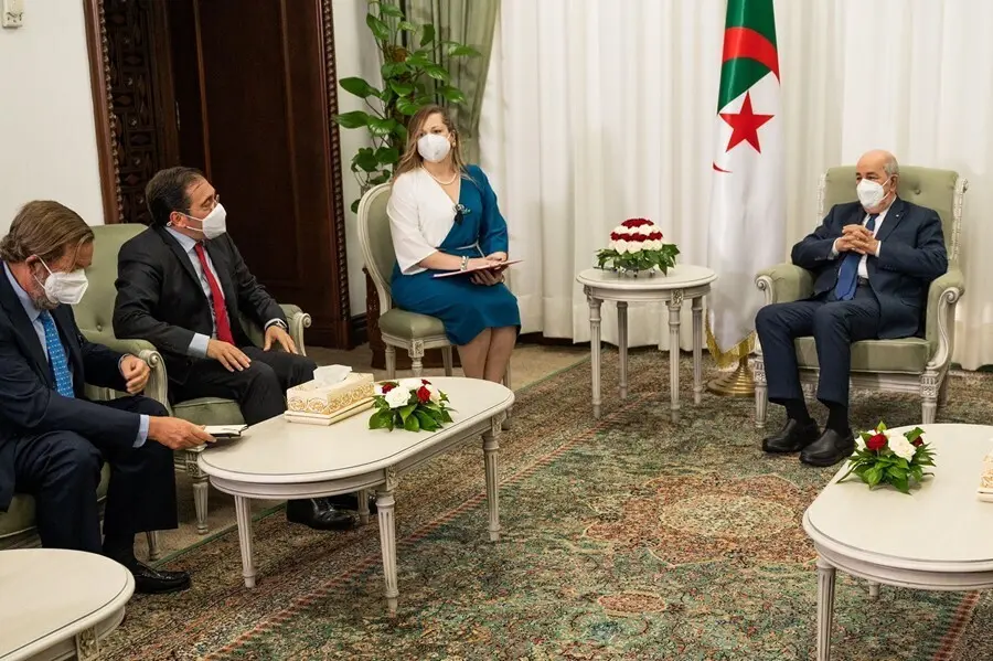 El ministro de Asuntos Exteriores, Jos&eacute; Manuel Albares, con el presidente de Argelia, Abdelmayid Tebune