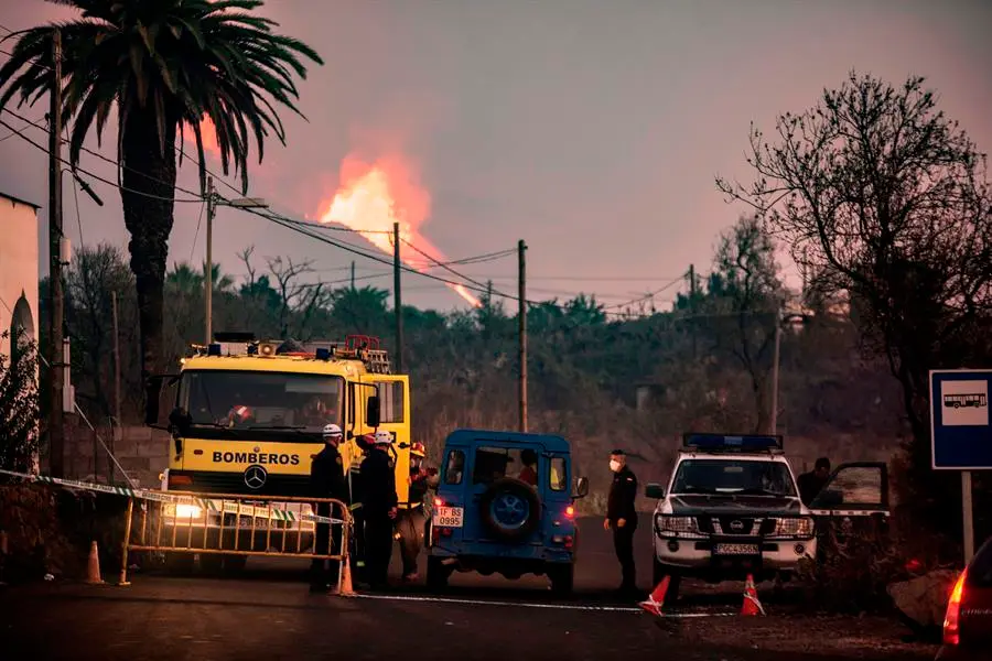 Decimosegundo d&iacute;a de erupci&oacute;n volc&aacute;nica en La Palma. Ante la posibilidad de un cambio del r&eacute;gimen de vientos, el comit&eacute; director del Plan de Emergencias Volc&aacute;nicas de Canarias (Pevolca) ha pedido a la poblaci&oacute;n m&aacute;s cercana al volc&aacute;n que extreme la precauci&oacute;n ante un previsible deterioro de la calidad del aire. EFE/MIGUEL CALERO