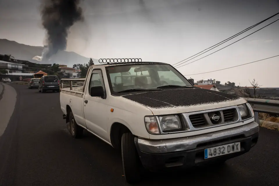 Un coche cubierto de ceniza tras la lluvia de ceniza, en Los Llanos de Aridane, a 1 de octubre de 2021, en Los Llanos de Aridane, La Palma, Santa Cruz de Tenerife, Canarias (Espa&ntilde;a). La lluvia en algunas zonas de la isla de La Palma, ha te&ntilde;ido de negro las calles de municipios, como el de Los Llanos de Aridane, donde la ceniza del Cumbre Vieja ha ca&iacute;do en forma de lluvia.
1 DE OCTUBRE DE 2021;LA PALMA;VOLC&Aacute;N;CUMBRE VIEJA;TENERIFE;CENIZA;LAVA
Kike Rinc&oacute;n / Europa Press
1/10/2021