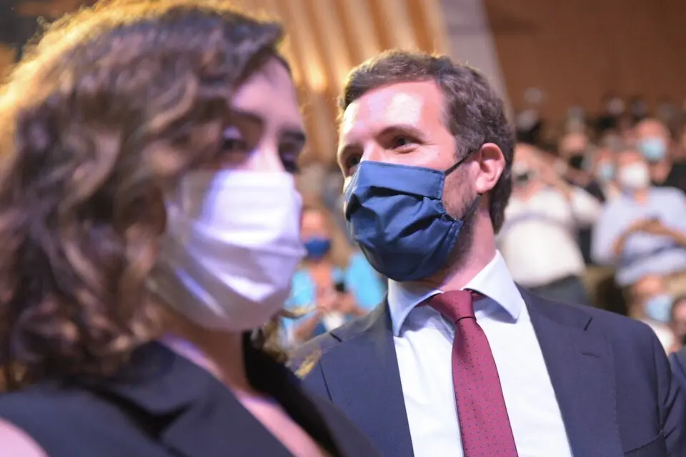 La presidenta de la Comunidad de Madrid, Isabel D&iacute;az Ayuso (i) y el presidente del PP, Pablo Casado (d), durante la sexta jornada de la Convenci&oacute;n. Jorge Gil / Europa Press