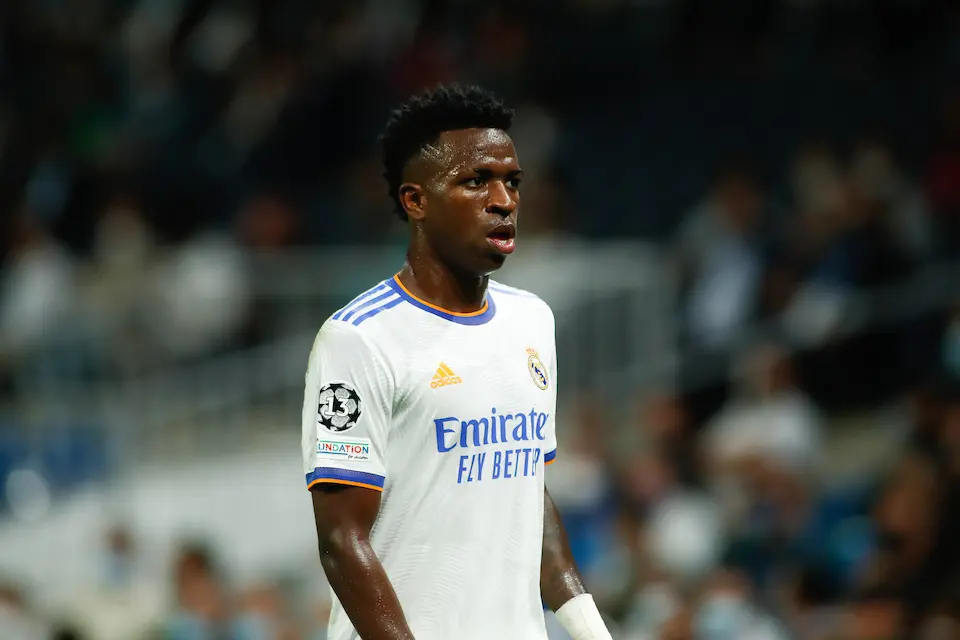 Vinicius Junior, del Real Madrid, mira durante el partido de f&uacute;tbol del Grupo D de la Liga de Campeones de la UEFA entre el Real Madrid y el FC Sheriff Tiraspol en el estadio Santiago Bernab&eacute;u el 28 de septiembre de 2021, en Madrid, Espa&ntilde;a.