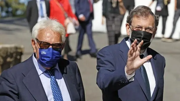 Los expresidentes Felipe Gonz&aacute;lez y Mariano Rajpy, este martes en la tercera edici&oacute;n del Foro La Toja - EFE