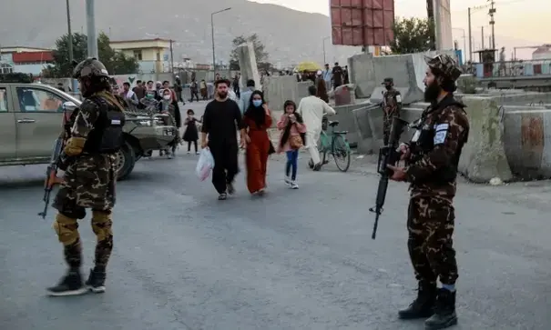 Los talibanes hacen guardia cerca del lugar de la explosi&oacute;n en Kabul. Fotograf&iacute;a: EPA