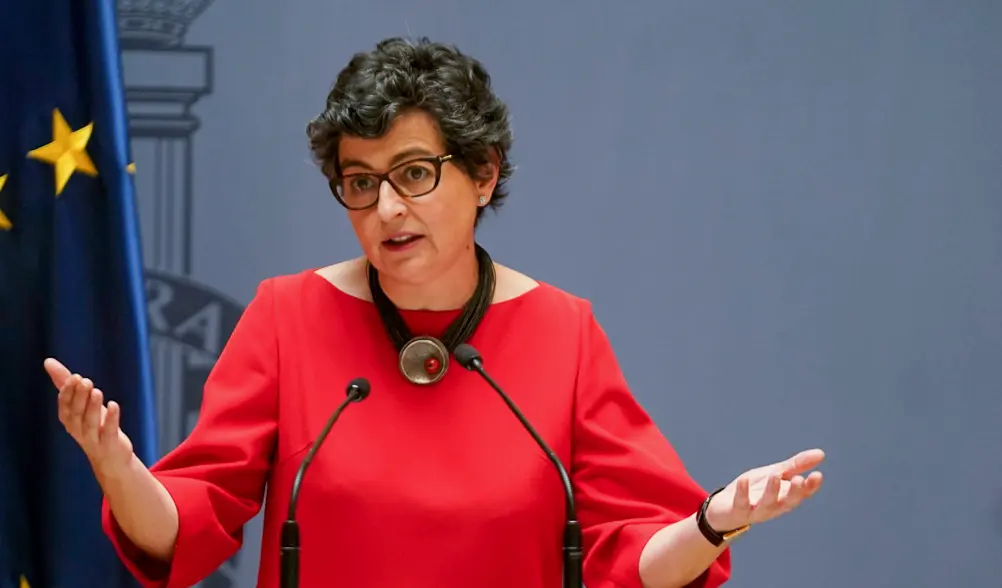 La exministra de Asuntos Exteriores, Uni&oacute;n Europea y Cooperaci&oacute;n, Jos&eacute; Manuel Albares y su predecesora, Arancha Gonz&aacute;lez Laya. / A. P&eacute;rez Meca / Europa Press
