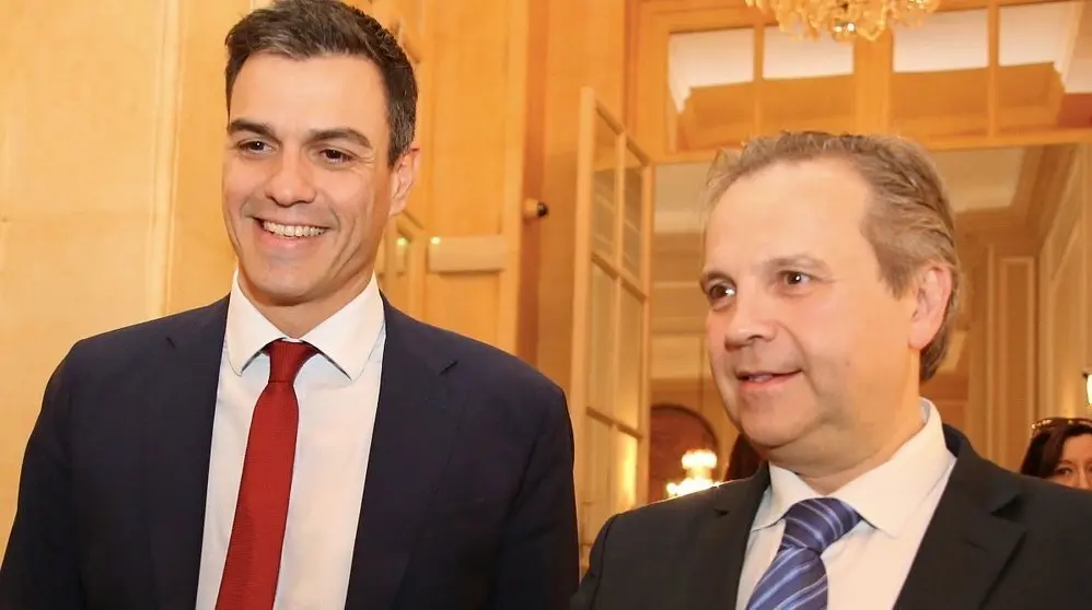 Pedro S&aacute;nchez y Antonio Miguel Carmona, en un acto del PSOE. / EFE