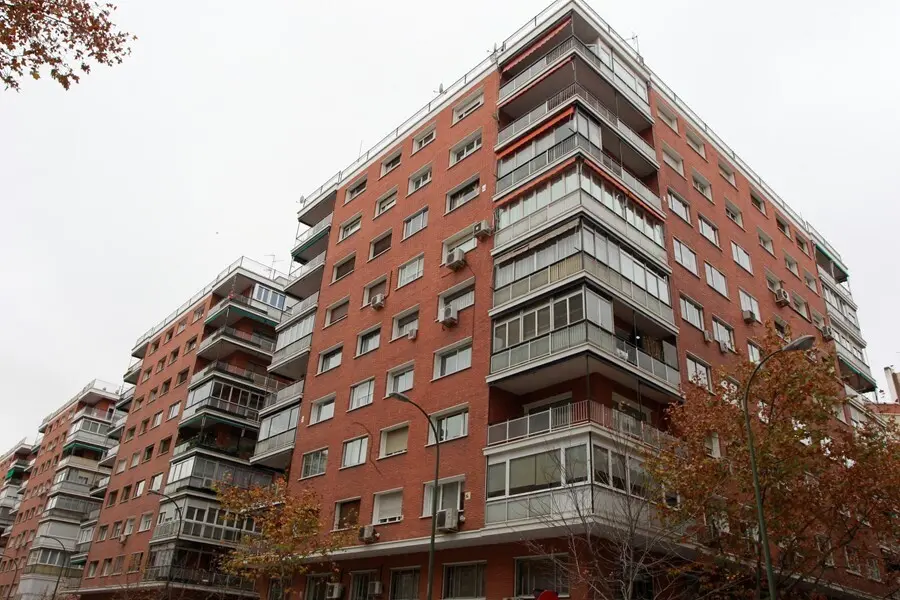 Fachada de un bloque de pisos. / ALERTA
