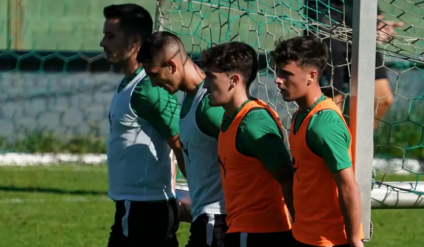 Yeray, Ceballos, Manu Justo e Isma L&oacute;pez, cargando con la porter&iacute;a. / Hardy