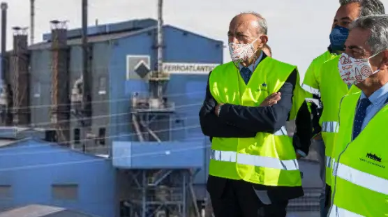 El consejero de Industria, F. Marcano y M.A. Revilla junto a la f&aacute;brica Ferroatl&aacute;ntica. / ALERTA